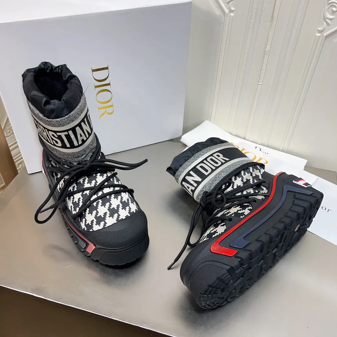 Men's shoes p600! The highest version on the market, Dior Dior's king style snow boots, ski boots, fat and cute, so cute →_→ from the DiorAlps limited series, unique. Shiny nylon Oblique print upper with criss-cross straps for an ideal fit. The technical fabric of the boot shaft, short-cut version, can be worn in the city or in the mountains. It makes the calf slimmer and taller, warm and concave. The boot shaft and sole are made of original waterproof padded lining. The embroidered fabric is original star ⭐ rubber non-slip thick sole and multi-module combination outsole. The size is 35-40. 41Customized